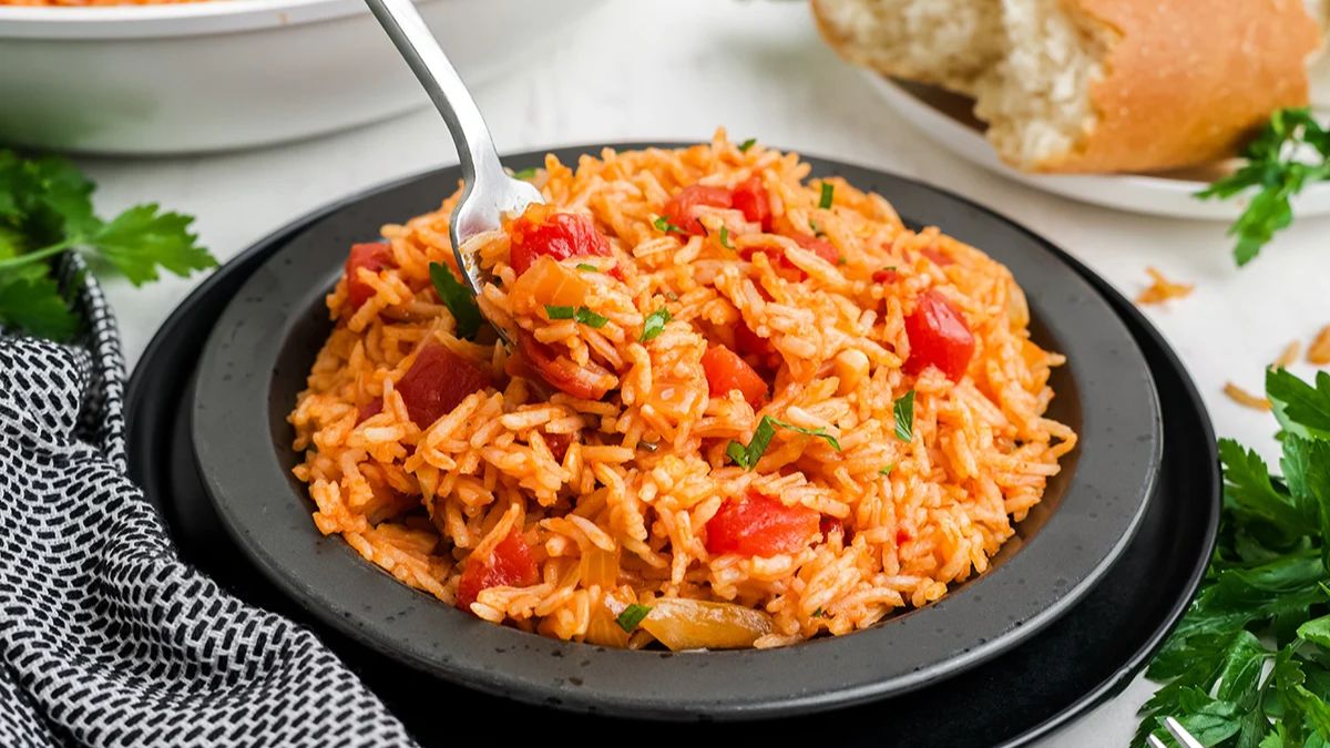 Tomato Rice Recipe: சுவையில் பிரியாணியை மிஞ்சும் தக்காளி சாதம்… செய்முறை இங்கே!