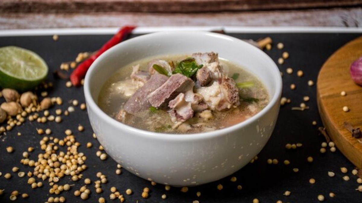 Mutton Bone Soup: நாவில் எச்சில் ஊறும் அளவுக்கு மட்டன் எலும்பு சூப் செய்வது எப்படி?
