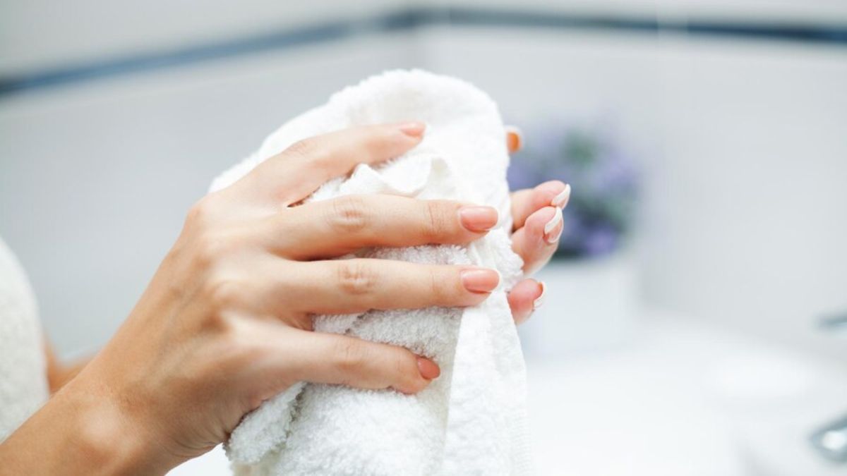Dry Hands Remedies: கை வறண்டு போயிருக்கா? இந்த வீட்டு வைத்தியங்களை டிரை பண்ணுங்க