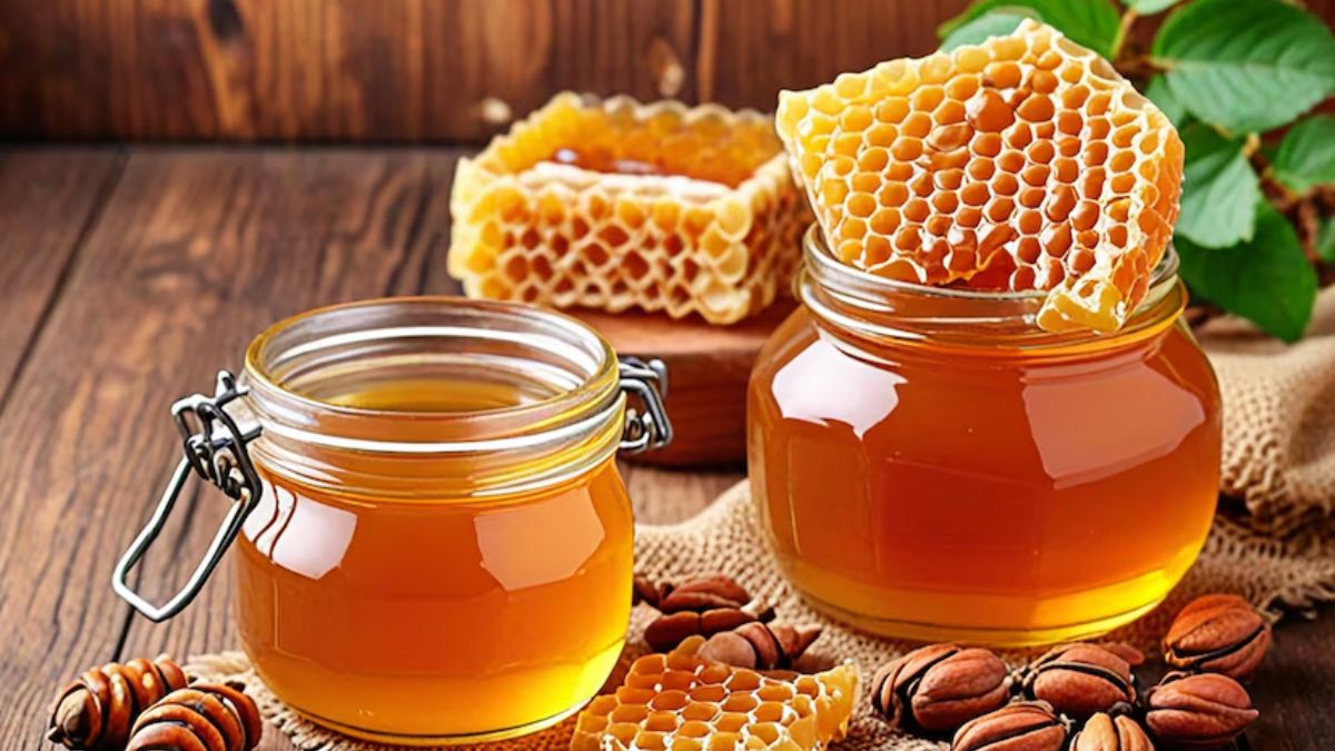Honey Avoid Foods: உஷார்! தேனுடன் சேர்த்து மறந்தும் இந்த உணவுகளை சாப்பிட்ராதீங்க!