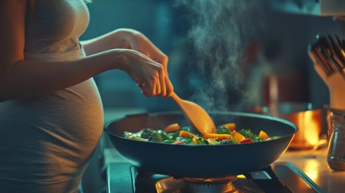கர்ப்ப காலத்தில் நான் ஸ்டிக் குக்வேர்களில் சமைப்பதால் என்ன ஆகும் தெரியுமா.?