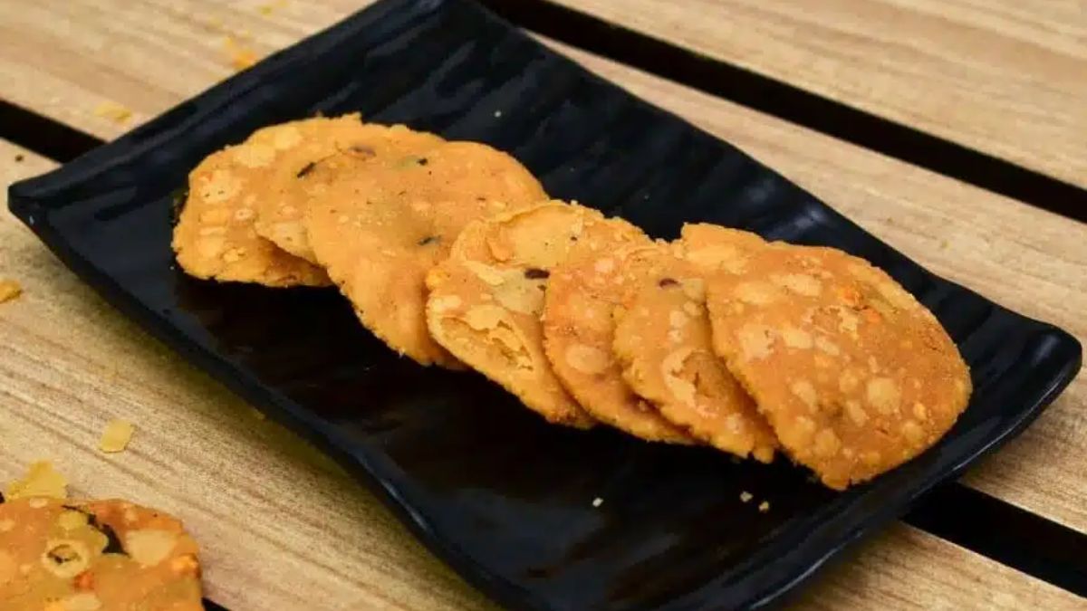 Arisi Thattai Recipe: கொஞ்சம் அரிசி மாவு இருந்தா போதும் அரிசி தட்டை தயார்!!