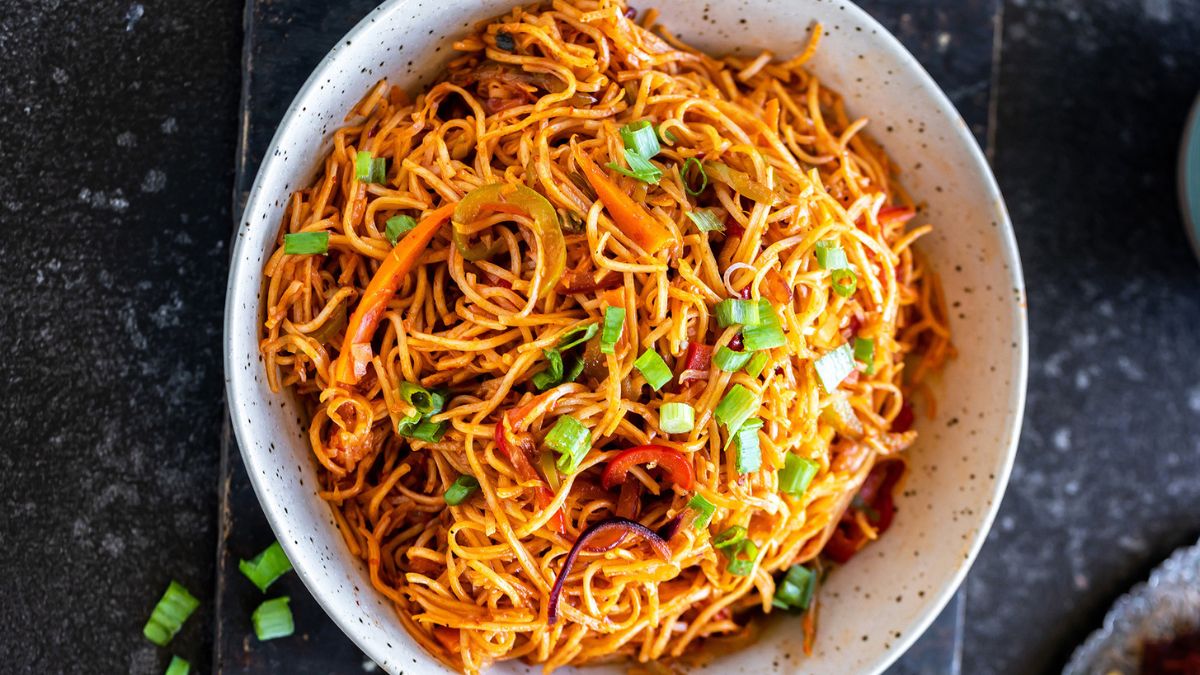 Schezwan Noodles: இனி வீட்டிலேயே செய்யலாம் ஹோட்டல் ஸ்டைல் செஸ்வான் நூடுல்ஸ்!!