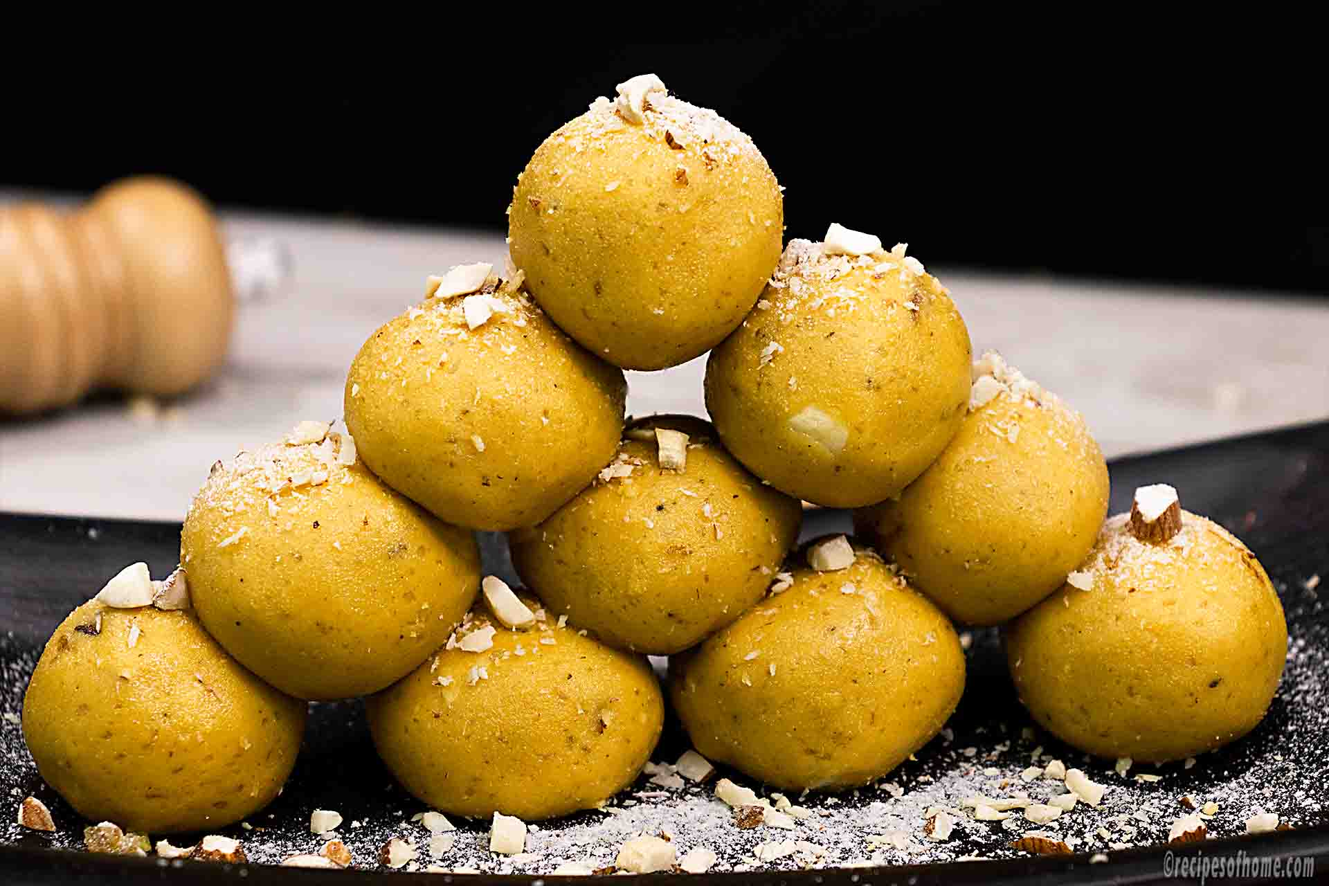 Besan Laddu: ஒரு கப் கடலை மாவு இருந்தால் போதும் சுவையான லட்டு செய்யலாம்!
