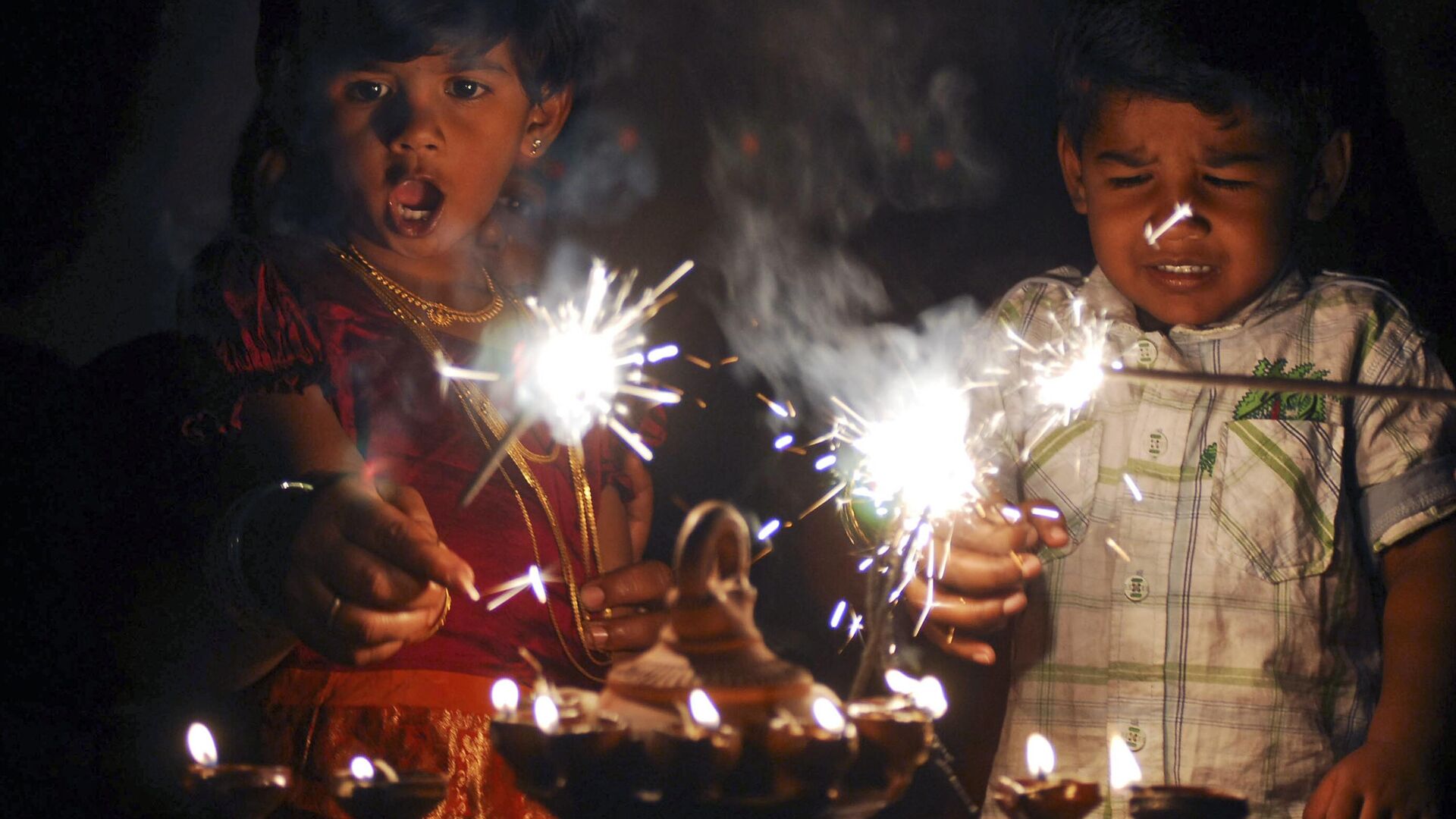 Fireworks Eye Safety: பட்டாசு வெடிப்பதால் கண்களுக்கு பாதிப்பு ஏற்படுமா? இதோ பதில்!