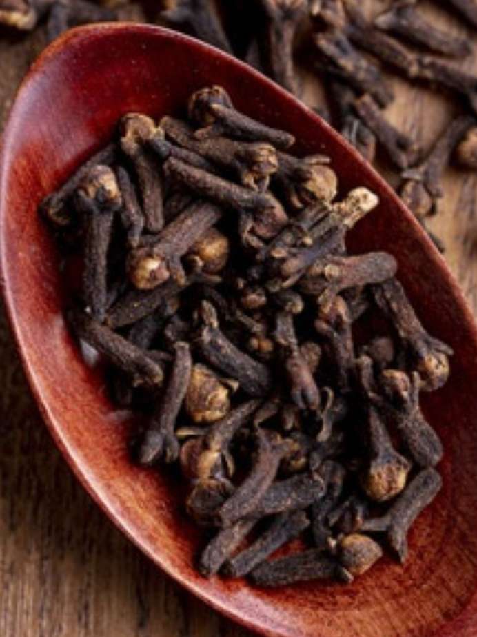 सुबह खाली पेट लौंग चबाकर खाने से मिलते हैं ये फायदे Eating Clove on