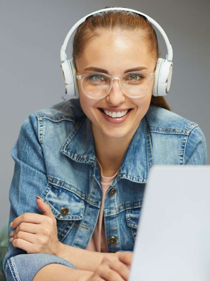 mind-blowing-benefits-of-listening-to-music-while-working-onlymyhealth