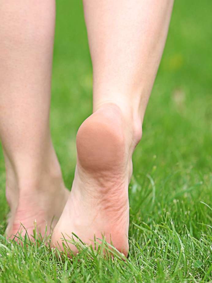 amazing-health-benefits-of-walking-barefoot-on-grass-onlymyhealth