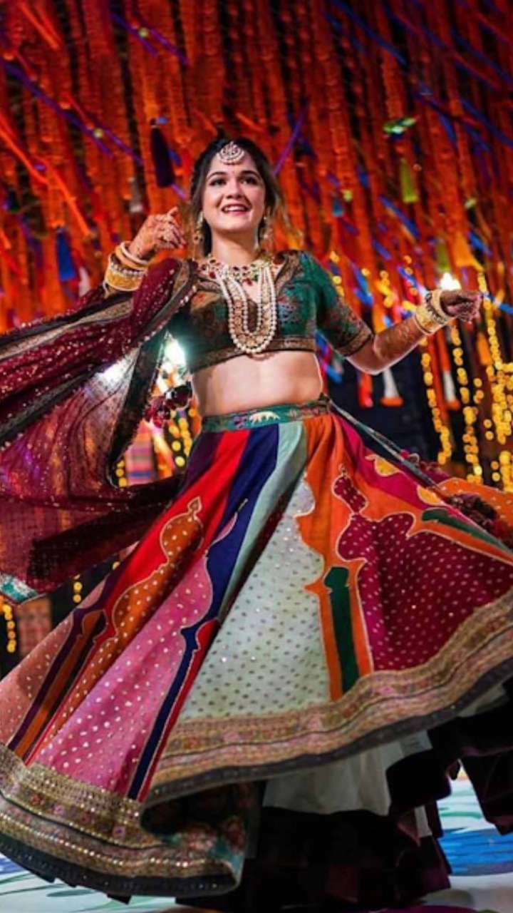 Top 5 Easy Dance Steps To Master Garba This Navratri And Own The Dance  Floor! | Culture News | Zee News