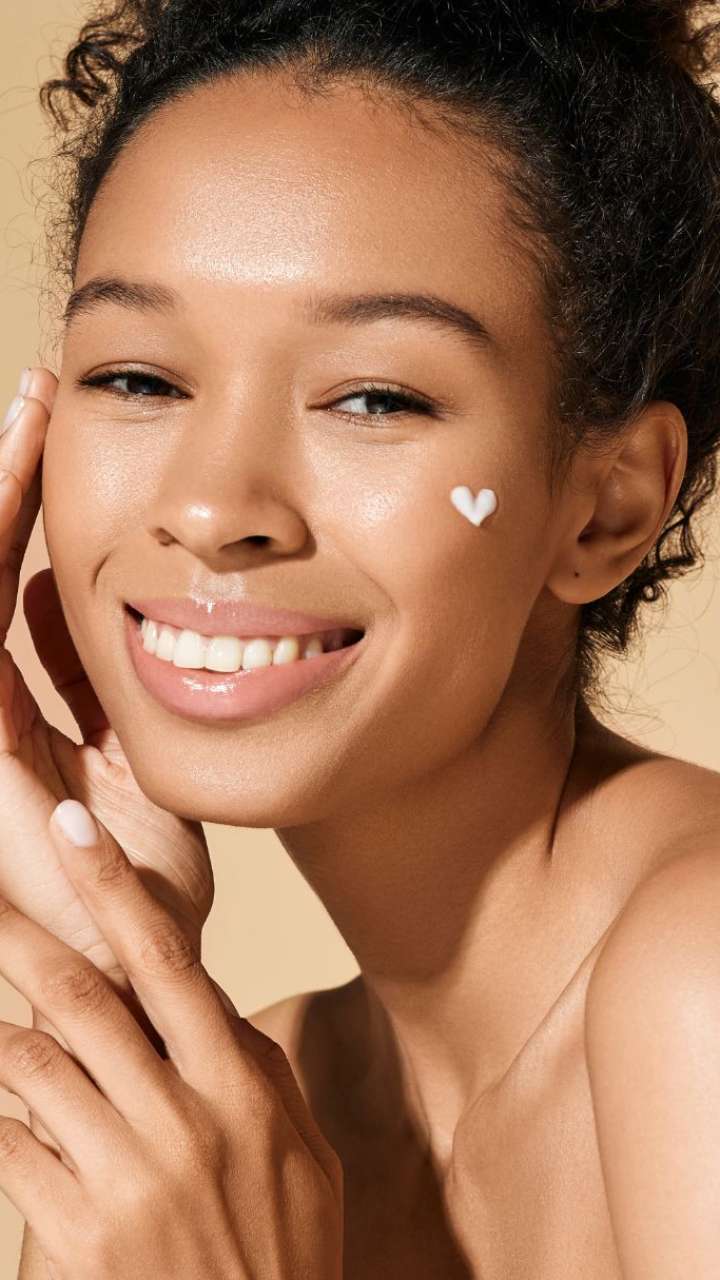 Why Does Oily Skin Need A Moisturiser oily-hair-causes-prevention-and-remedy-juicy-chemistry