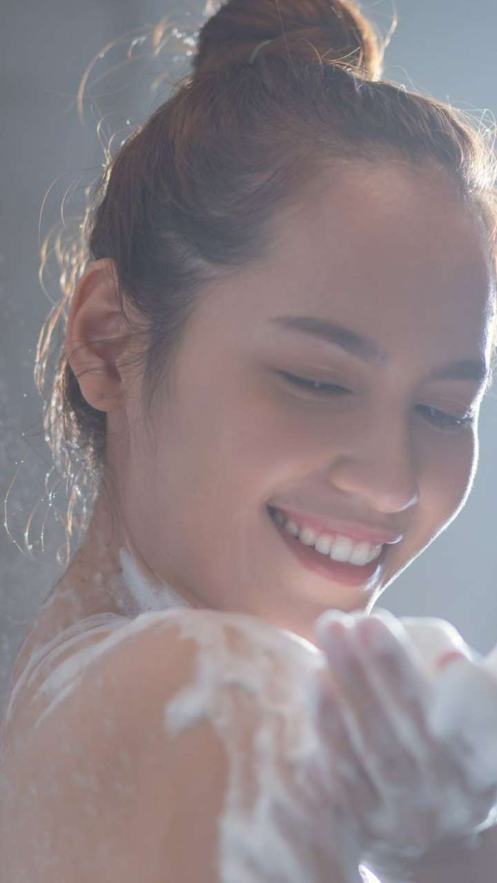 Common Showering Mistakes That Cause Acne