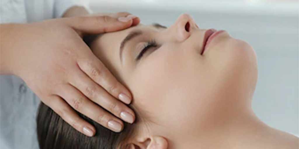 जब सिर चकराए तब चंपी करवाएं Head Massage Benefits