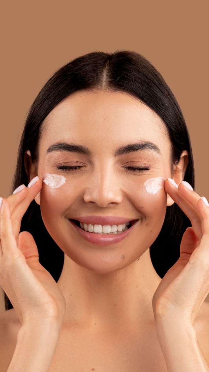 5 Tips To Make Homemade Under Eye Cream To Reduce Fine Lines