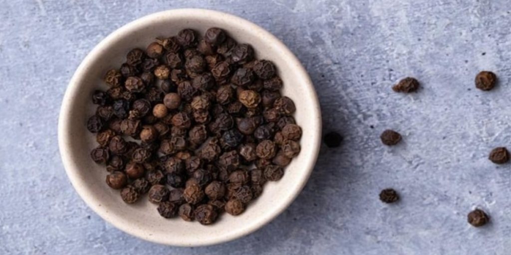 काली मिर्च पानी में घोल कर पीने के फायदे