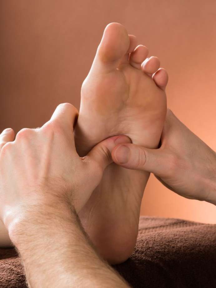 7 Benefits Of Massaging Feet With Warm Oil !