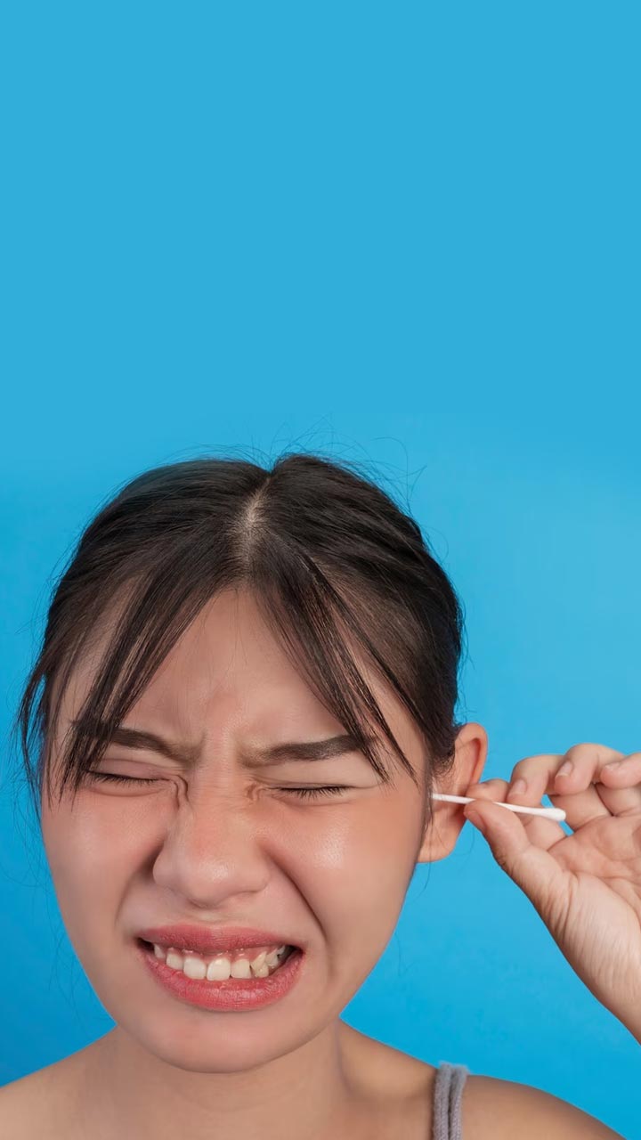 कान से मैल निकालते समय न करें ये 5 गलतियां