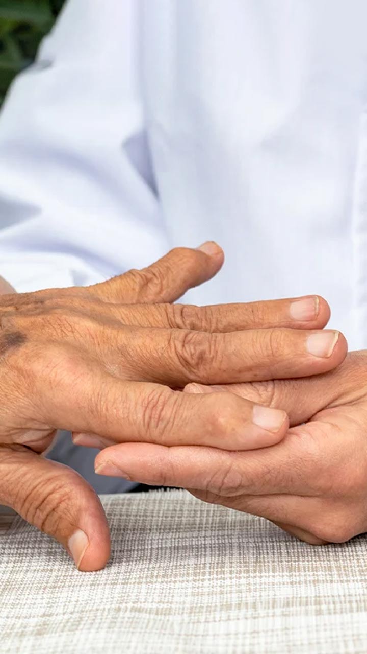 उंगलियों के जोड़ों में दर्द के कुछ आम कारण