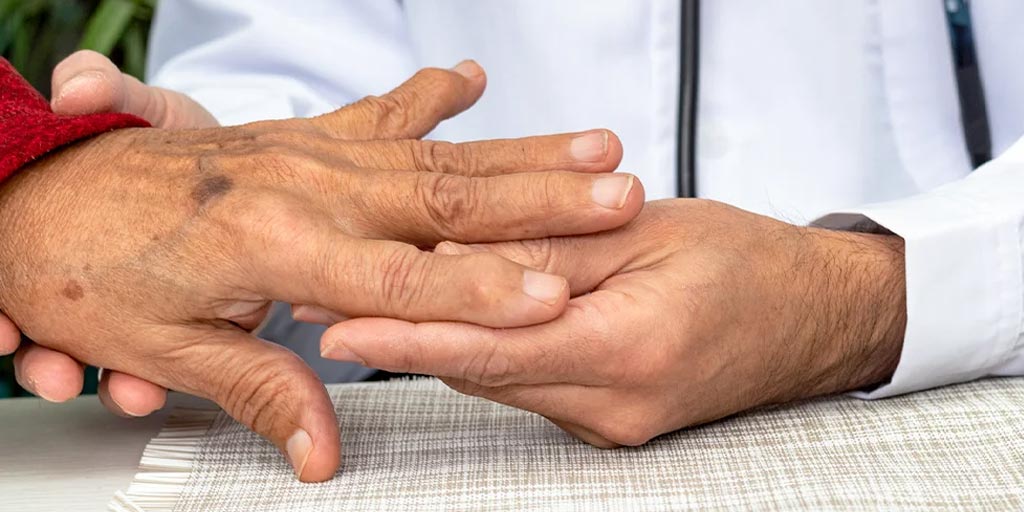 उंगलियों के जोड़ों में दर्द के कुछ आम कारण