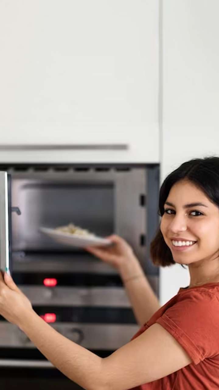 https://images.onlymyhealth.com/webstories/8668/foods-you-should-never-reheat-in-the-microwave-cover-1686658074.jpeg