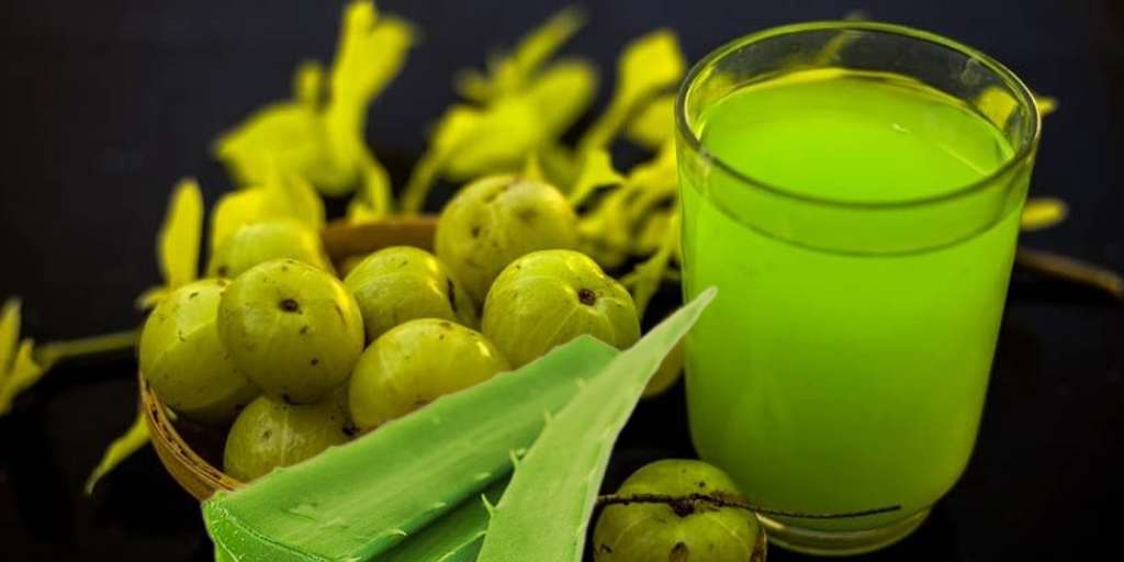 हेल्दी स्किन के लिए पिएं आंवला एलोवेरा जूस