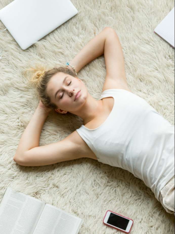 जमीन पर सोने के फायदे जानकार हैरान हो जाएंगे आप sleeping sleeping